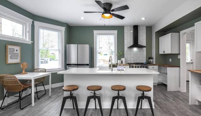 Deluxe 4-Bedroom w Huge Deck 3-Min to Downtown