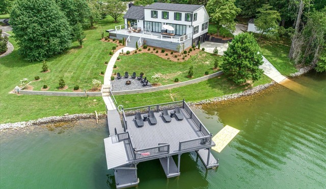 Deluxe 5BR Lakefront Home - 2 Docks & Boat Ramp