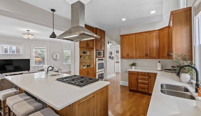 Deluxe 6-Bedroom 3-Min to Downtown | 2-car Driveway