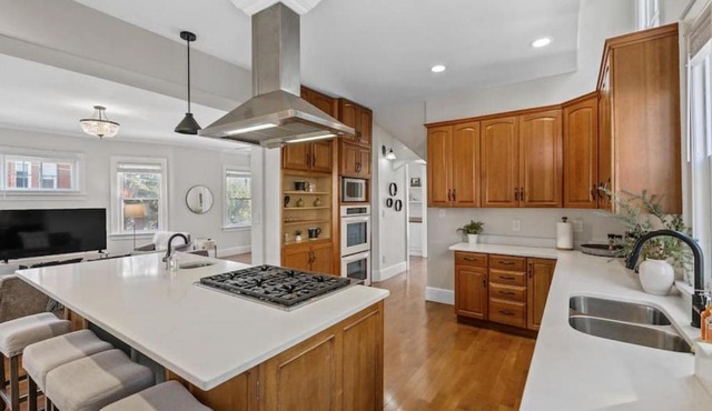 Deluxe 6 Bedroom 3 Min to Downtown w 2-car Driveway