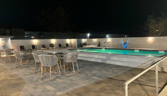 Deluxe 6 Inn & Suites