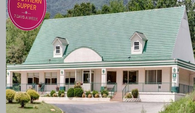 Deluxe Accommodations, Mountain Views and Southern Supper!