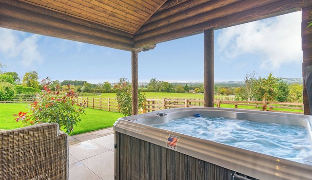 Deluxe and spacious lodge perfect for a romantic retreat.