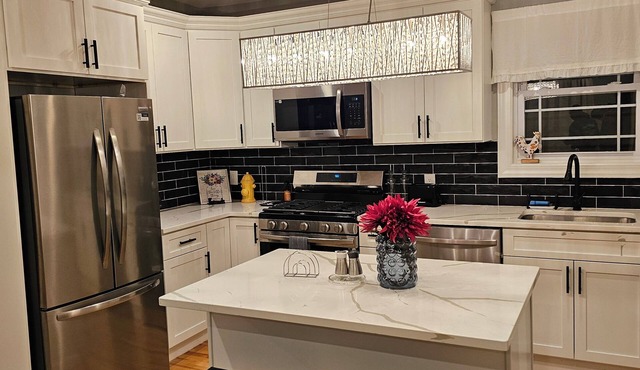 Deluxe Aparment Spacious 3-bedroom apartment with WiFi, AC in nice Elizabeth