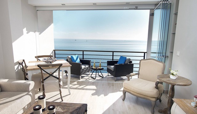 DELUXE APARTMENT- BEACHFRONT, SWIMMING POOL, A/A, FREE WIFI AND PARKING