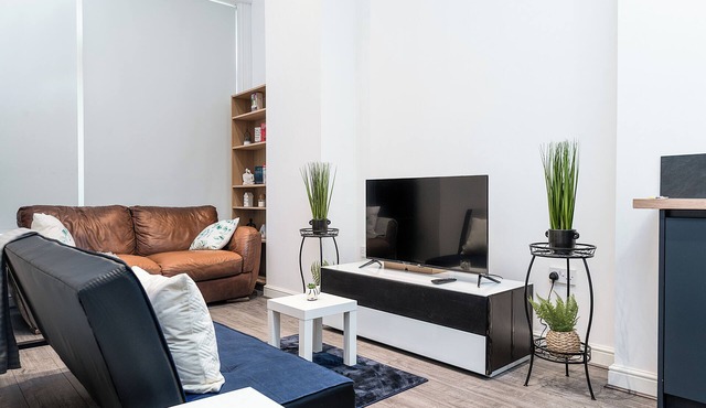 Deluxe Apartment In City Centre W/Outdoor dining and games area.