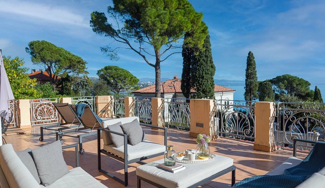 Deluxe apartment with beautiful sea-view-terrace: 50m to sea, walk to city