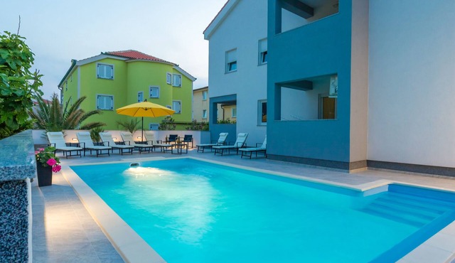 Deluxe Apartment with Terrace and Pool