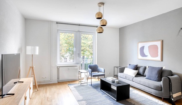 Deluxe Bachletten 3 Room w/Storage, nr Train Station, by Blueground