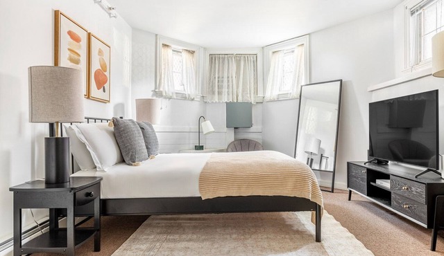 Deluxe Back Bay Studio, steps from Newbury & T, by Blueground