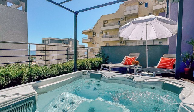 Deluxe beach suite with hot tub, 2 minutes away from the beach