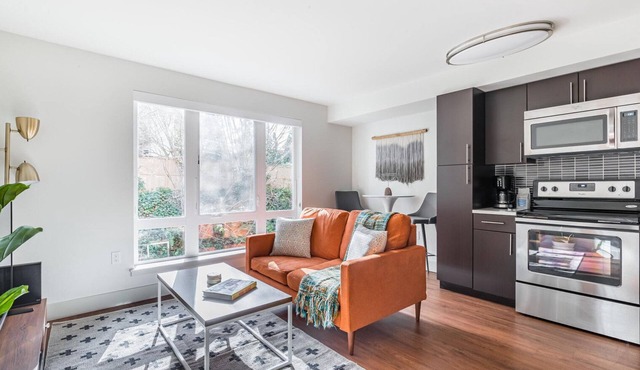 Deluxe Bellevue Studio w/Lounge & Gym, nr Coffee, by Blueground