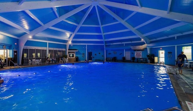 Deluxe Business Hub with Spa & Pool!