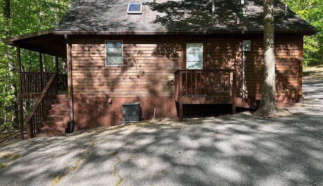 Deluxe Cabin 10 with Indoor Jacuzzi Tub on Patoka Lake in Southern Indiana