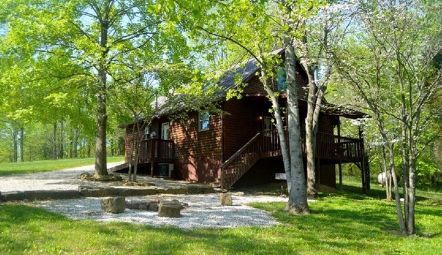 Deluxe Cabin 17 with Jacuzzi Tub Located on Patoka Lake in Southern Indiana