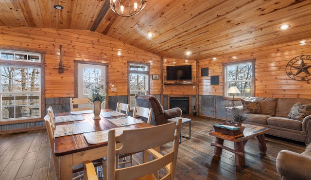 Deluxe Cabin w/fireplace. Near Buffalo River, Hiking nearby, WIFI!
