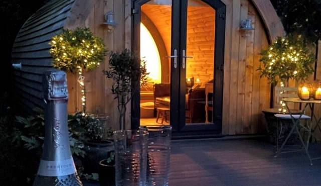 Deluxe Cabin with Wood Fired Hot Tub & Log Burner