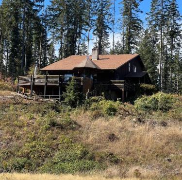 Deluxe Chalet Retreat near U of O Eugene OR Large groups welcome sleeps 16 Pet stay Free