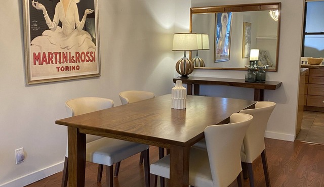 Deluxe Chicago 2 Bedroom Private Condo. Amazing Deal 1.5 mi from Wrigley!