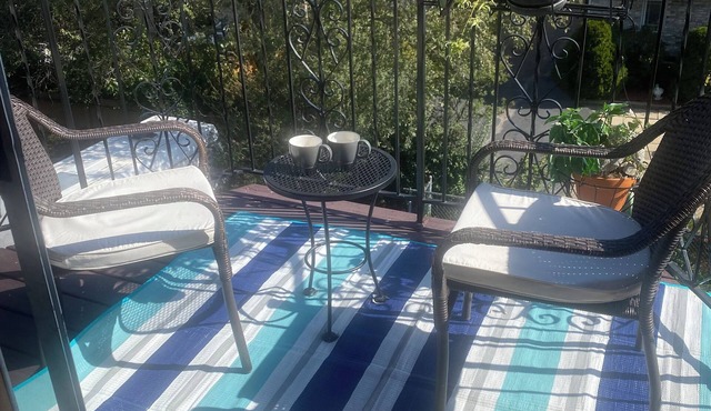 Deluxe, clean 3-bedroom, 2-bathroom apartment