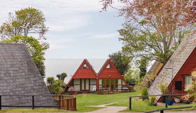 DELUXE COASTAL Chalet near the beach with Swimming pool in Kingsdown No 53