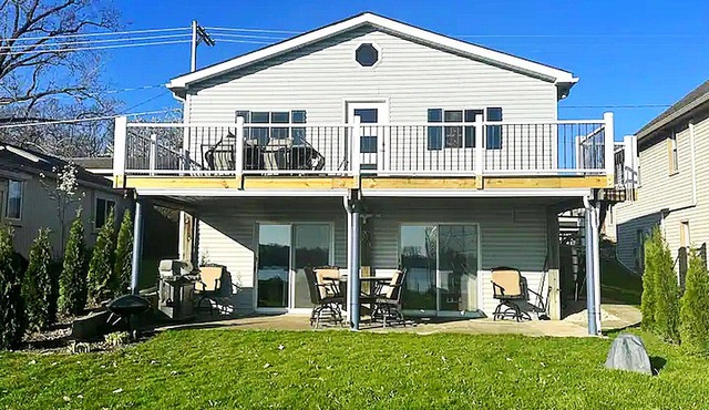 Deluxe convenient cottage on Lake Fenton