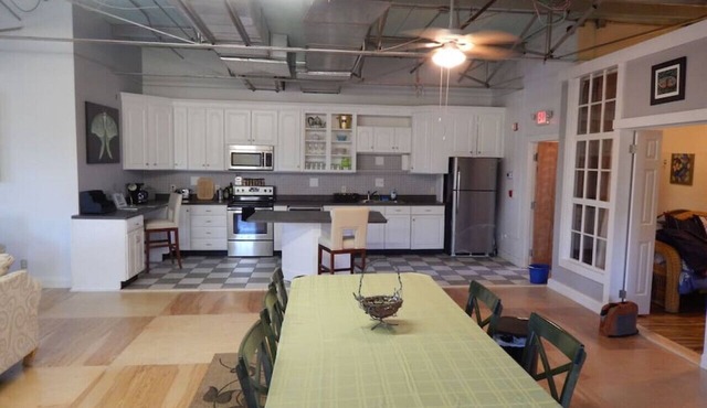 Deluxe corner apartment with riverfront views close to dining and downtown