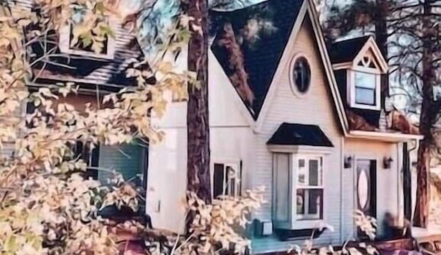 Deluxe Cottage Chalet #3 - Private Deck, BBQ, Cozy & Clean!