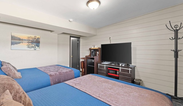 Deluxe Double Queen Bedroom (River Access)