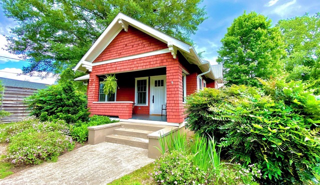 Deluxe Downtown Bungalow - fenced in yard, pet friendly.