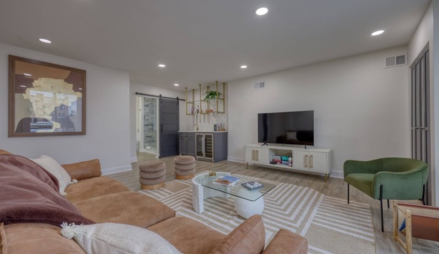 Deluxe Downtown Lancaster 3BD - Rooftop & Parking