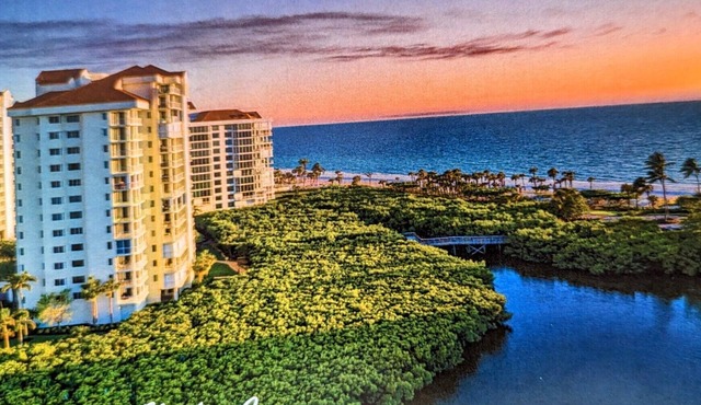 Deluxe End Unit Condo with georgeous Gulf and Clam Pass views