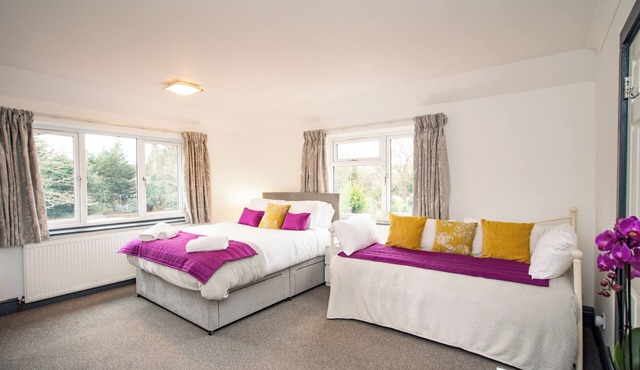 Deluxe family room of 6