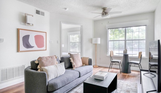 Deluxe Gateway 1BR w/Gym, Pool, nr Movies, by Blueground