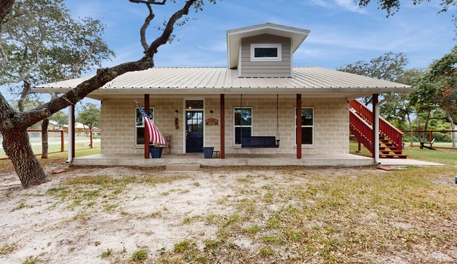Deluxe Getaway on Big Corner Lot - Great Locale Near Bay