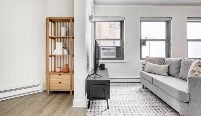 Deluxe Gold Coast Studio w/ Doorman & Gym, 2 blocks to L, by Blueground