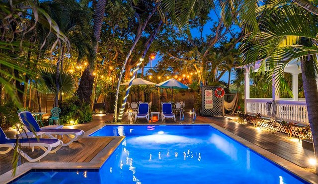 Deluxe ground-floor studio - pool, courtyard, walk to Duval St shops & beach