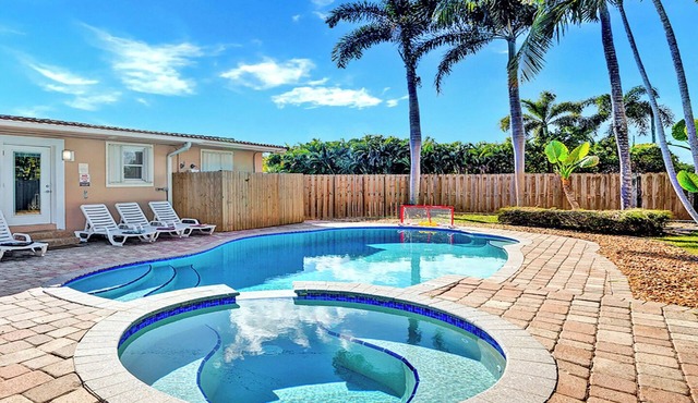 Deluxe Home Heated Pool & Jetted Tub near Beach & Casino