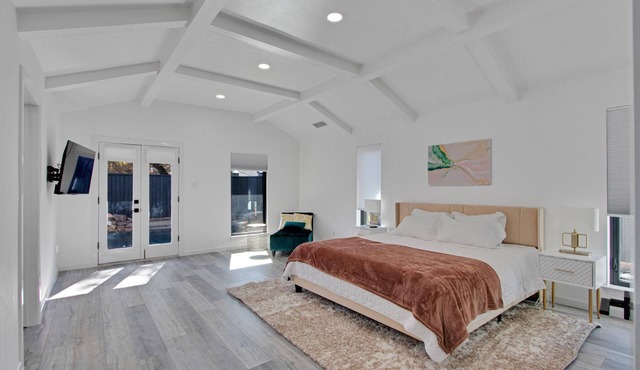 Deluxe Home in upscale Dallas w/Pool and Hot Tub
