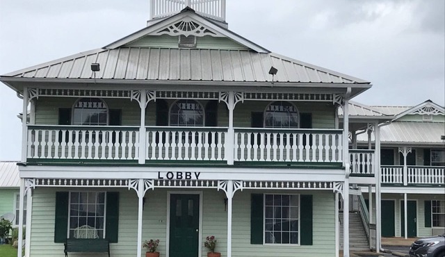 Deluxe Inn And Suites