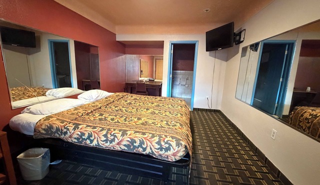 Deluxe Inn Motel