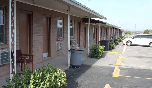 Deluxe Inn Motel