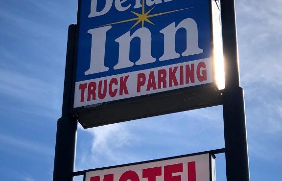 Deluxe Inn Motel