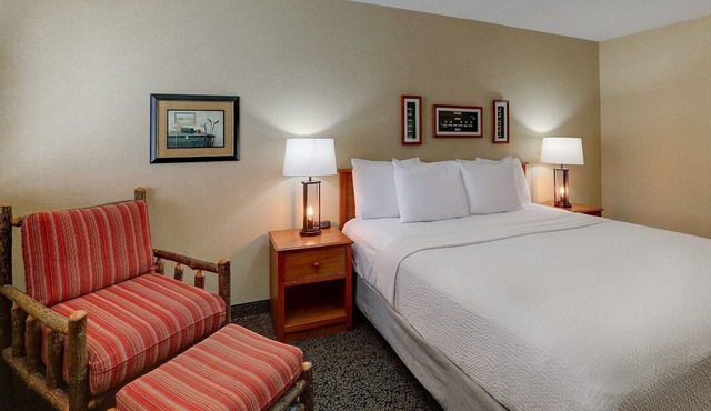 Deluxe King at Stoney Creek Galena, Pool, Free Parking | 3 Units