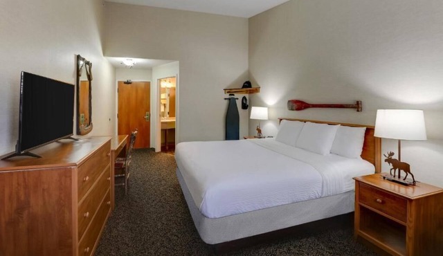 Deluxe King at Stoney Creek Inn Quincy