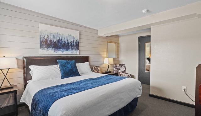 Deluxe King bedroom (river access)