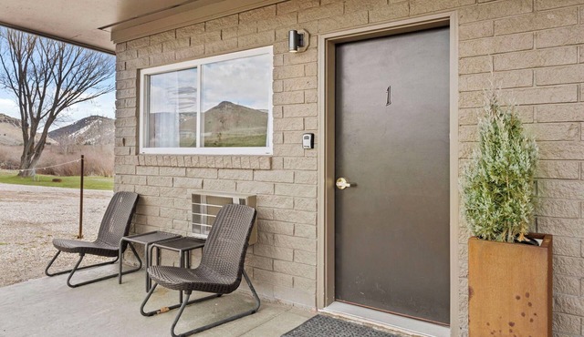 Deluxe King bedroom (river access)