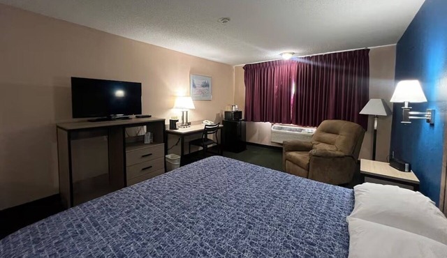Deluxe King Bed Stay + Free Parking — Comfortable Stay Near Pony Express Museum