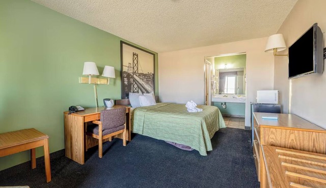 Deluxe King Bed Vintage Charm Route 66 Room Near Harvey House
