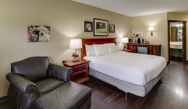 Deluxe King Bed with Private Balcony! Stoney Creek Columbia, Parking